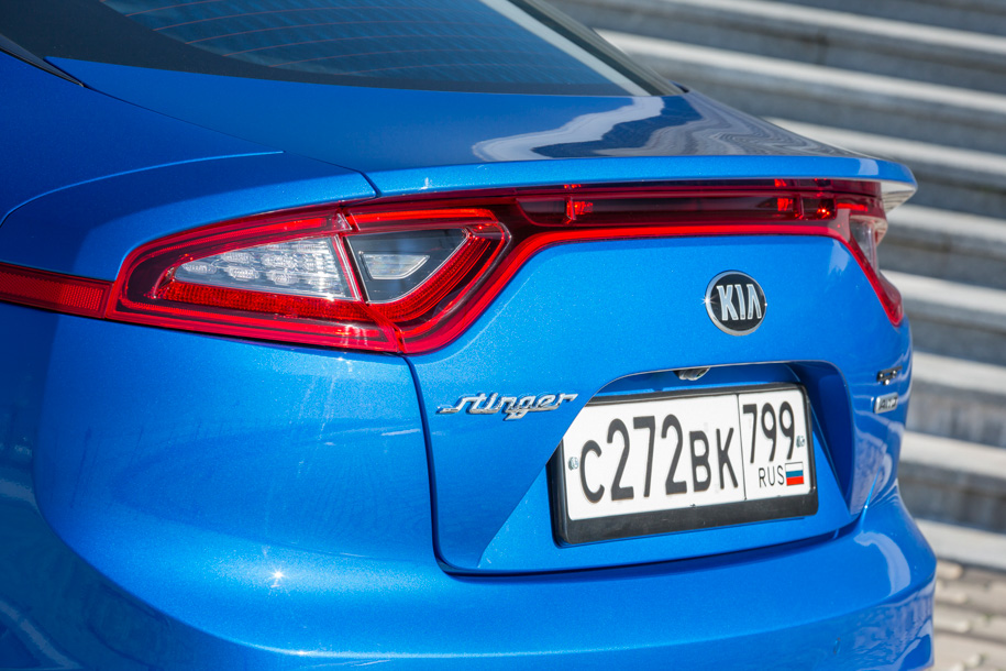 Корма Stinger кому-то напоминает Maserati. Мне – нет.