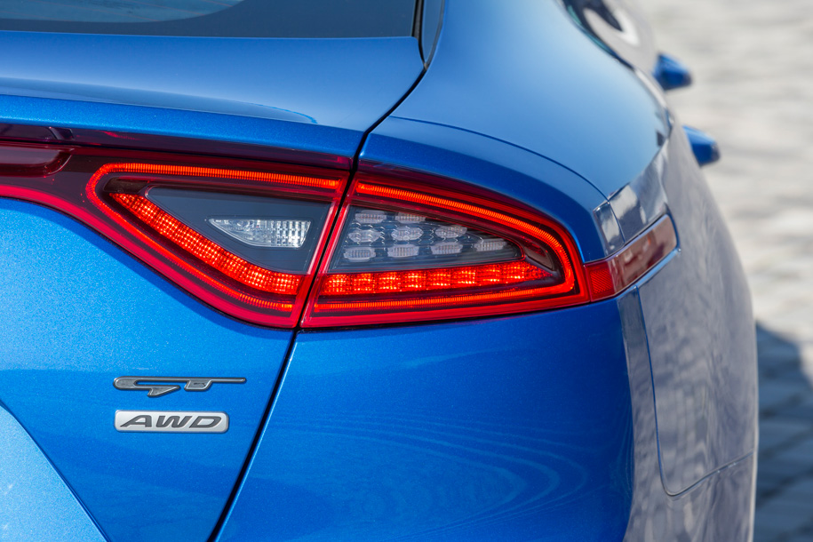 Фонари – полностью светодиодные. Вечером они выглядят очень нарядно.