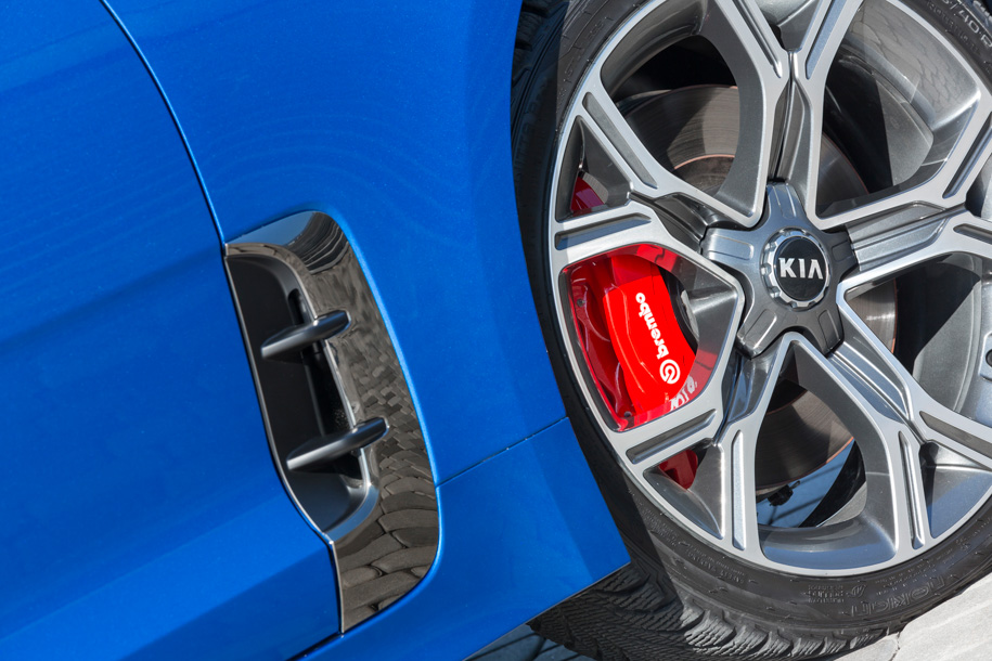 Красные тормоза – значит Brembo. Спереди четырехпоршневые суппорта, сзади – двухпоршневые. Но такие положены только 370-сильному Stinger GT.