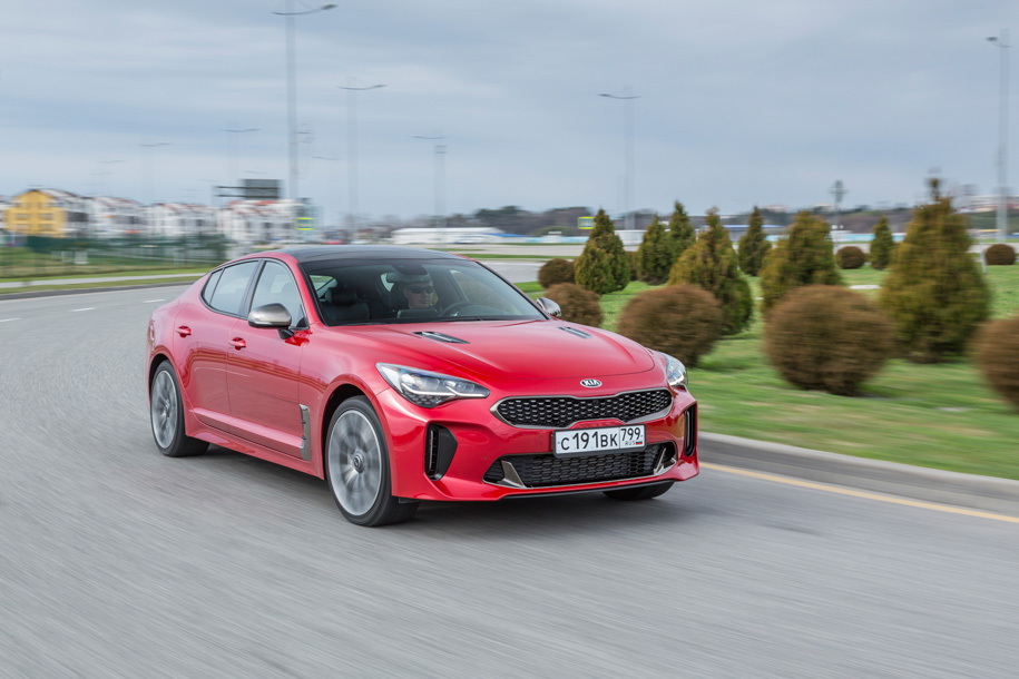 Градус эмоций в двухлитровом «Стингере» ниже, чем в Stinger GT. На откровенные провокации он реагирует спокойнее, а его шасси кажется еще более нейтральным — силовых скольжений на асфальте от него вы не дождетесь.