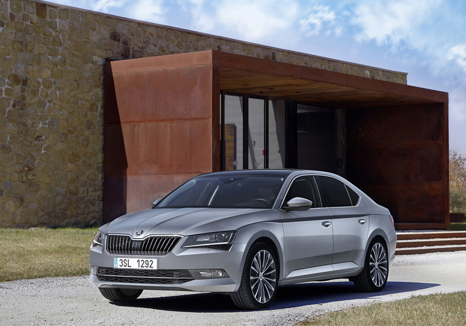 #####Skoda SuperbSkoda Superb — конкурент «Сонаты» с самой широкой моторной гаммой. Правда, все двигатели чешского лифтбека бензиновые. Моторов в линейке пять, все турбированные. Мощность 125, 150, 180, 220 и 280 лошадиных сил. Плюс ко всему, Superb можно купить с полным приводом. Цены на модель начинаются с 1 312 000 рублей. Наиболее доступная модификация со 180-сильным двигателем 1 713 000 рублей. Топовая версия стоит 2 705 000 рублей.