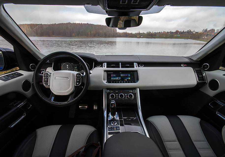 Интерьер тоже изменится – обновленный RR Sport будет щеголять сенсорными панелями от RR Velar. 