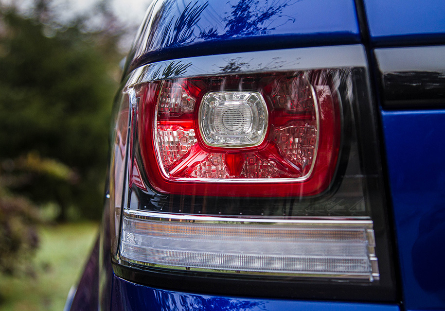 Задние фонари на дорестайлинговых машинах еще олдскульные, а на новых – которые вот-вот доберутся до салонов – будут уже светодиодные.