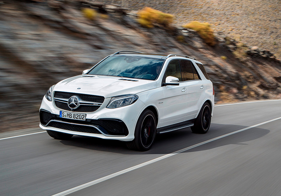 #### <mark>Mercedes-AMG GLE 63</mark>Самый близкий по духу к SVR «заряженный» внедорожник – громкий и грубый AMG GLE 63 с мотором 5.5 V8, который может развивать 557 или 585 лошадиных сил. Первая версия едет до «сотни» за 4,3 секунды, вторая – за 4,2. Цена – от 8,29 и 8,89 миллиона рублей соответственно.