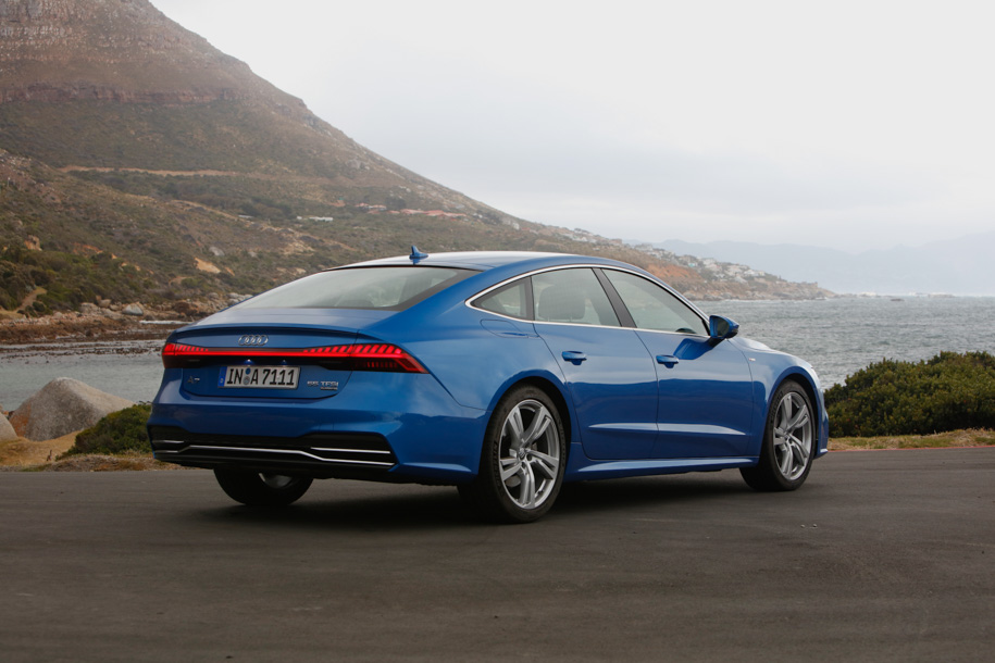 Все, что идет по низу заднего бампера – бутафорщина. Выхлопные трубы здесь скрытые: дизайнеры начинают готовить нас к электрическому будущему?