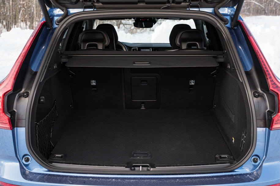 В Volvo помещается от 505 до 1432 литров поклажи, по бокам есть удобные сеточки, ремешки и крючочки, в спинке заднего сиденья прорезан отдельный люк для длинномеров, а на правой стенке есть кнопочки, позволяющие опустить пневмоподвеску.