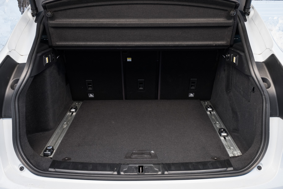 Объем багажника у Jaguar – от 508 до 1598 литров. В полозьях по бокам – крепления для перекладин, которыми можно разграничивать пространство на разные зоны.