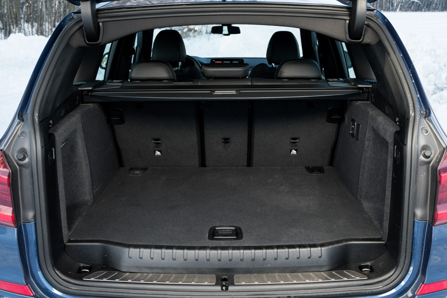 Заявлено, что в багажник BMW входит от 550 до 1600 литров, но это данные для европейской версии. У нас же пространства серьезно меньше из-за пятого колеса, которое поднимает пол на несколько сантиметров вверх. На месте маркетологов я бы сделал эту штуку опциональной – уж слишком сильно она вредит практичности.