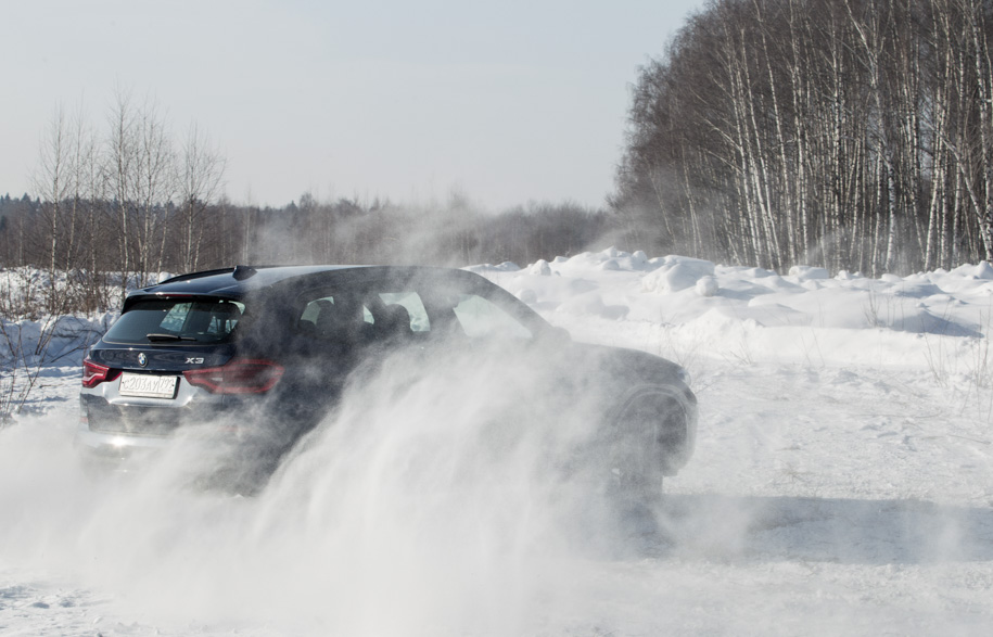 BMW, напротив, «раздает» азартнее всех: трансмиссия настроена с отчетливым заднеприводным акцентом, и выставить X3 в боком – дело пары легких движений. Кстати, и поддерживать скольжение здесь проще всего. 