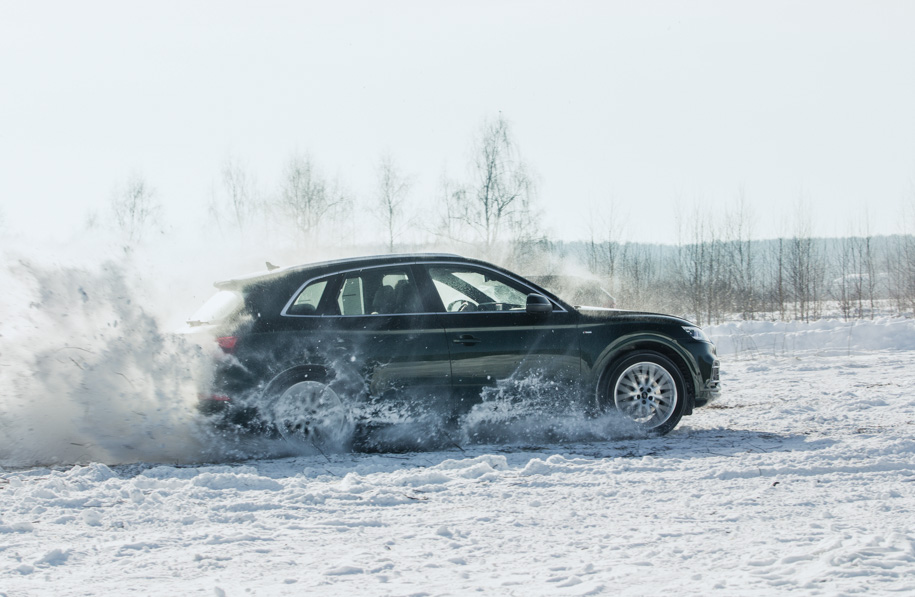 Audi Q5, получившая подключаемый полный привод quattro ultra вместо клссического дифференциала Torsen, боком едет неохотно: достаточно долго пытается уплыть передней осью наружу, и только потом переходит к скольжению всеми четырьмя колесами. Но если нажать «в пол» с места, один-другой бублик у вас может и получиться. 