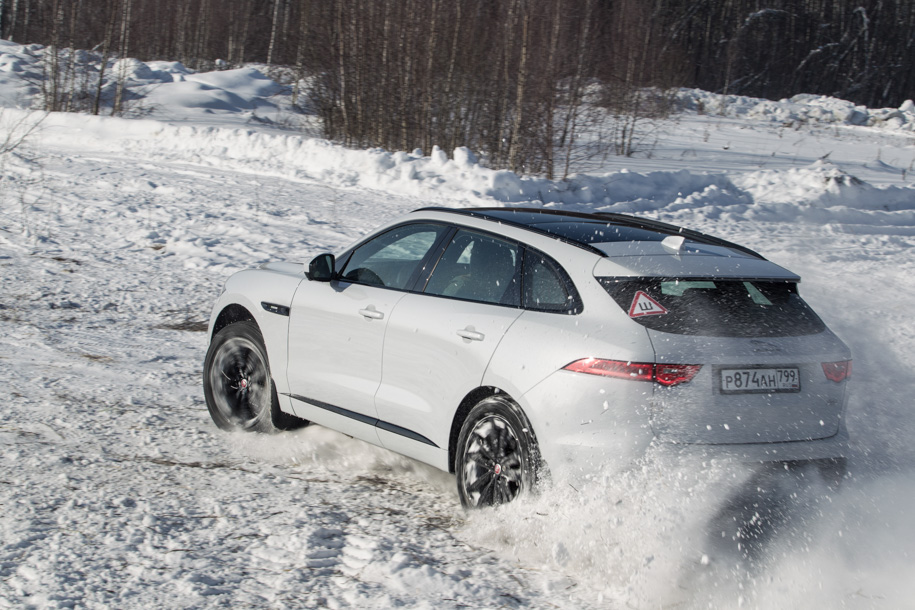 Характер «Ягуара» похож на BMW: кроссовер совсем не прочь помести хвостом, и за счет более мощного двигателя делает это ничуть не хуже. Но если бы здесь стоял младший 180-сильный дизель, все было бы не так радужно: в самом начале скольжения F-Pace все-таки немного сомневается, не уехать ли ему «мордой» наружу и требует чуть большей настойчивости от водителя.