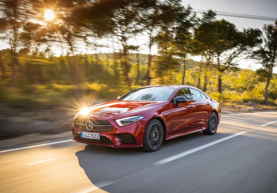 В профиль новый CLS не слишком похож на своего предшественника – того, который щеголял мощно раскачанными бедрами задних крыльев. Но ведь от «банана» первого поколения здесь унаследовано очень много, верно?