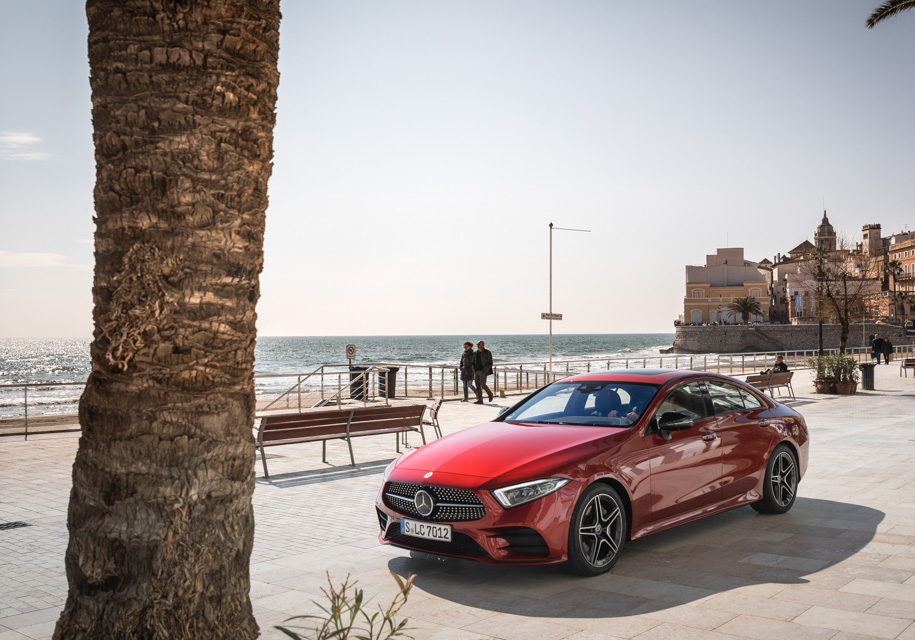 Все представленные на данный момент версии CLS – полноприводные, и все оснащены девятиступенчатой автоматической трансмиссией. И если заднеприводных модификаций стоит ждать вместе с более скромными четырехцилиндровыми моторами, то на «мешалку» не рассчитывайте вообще. Ну, вдруг вам хотелось?