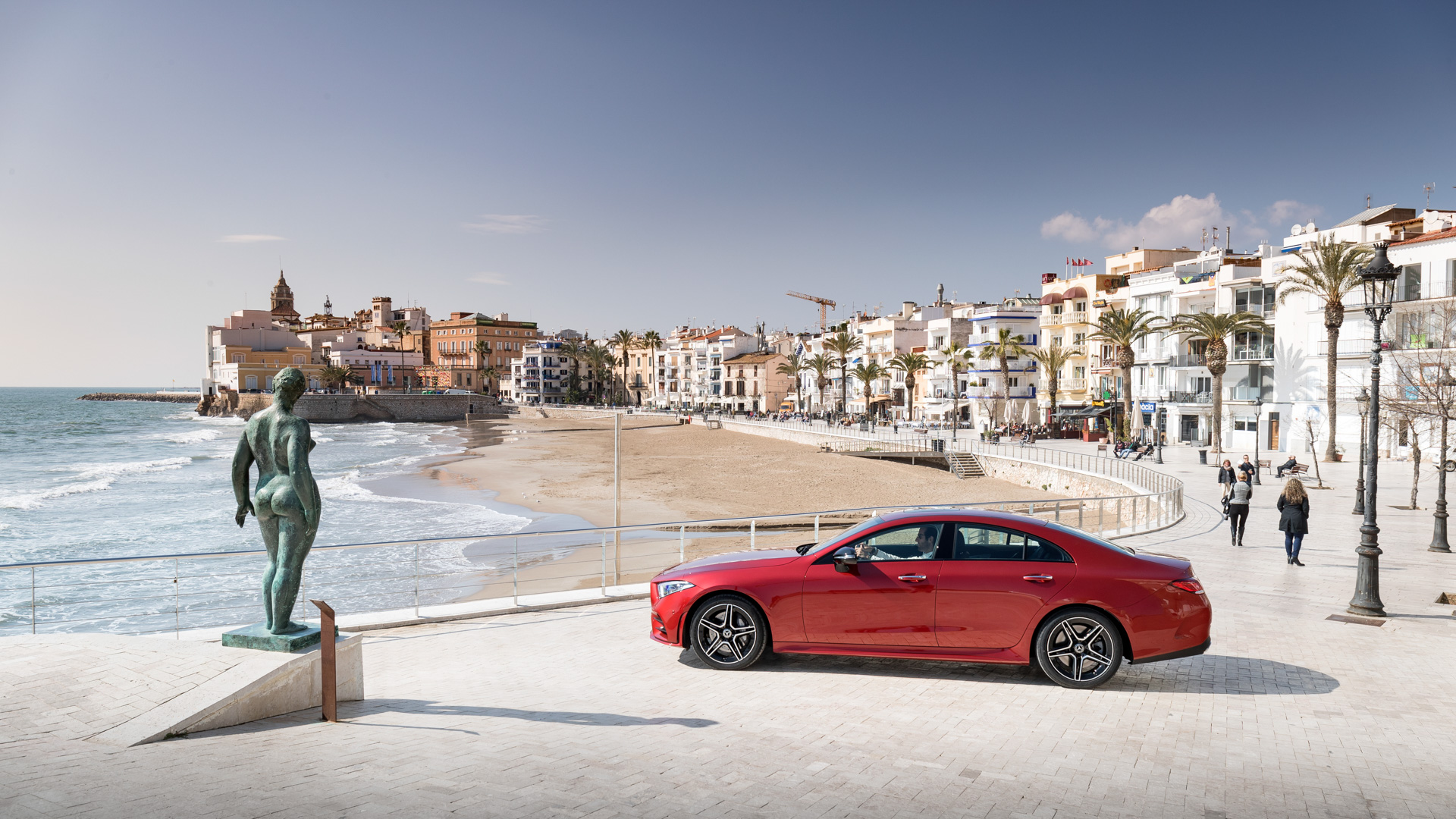 Колесная база тут точно такая же, как у седана E-класса – 2939 миллиметров. Но кузов у CLS на пять сантиметров длиннее: в итоге до знаковой отметки в пять метров обычным версиям не хватает каких-то 12 миллиметров, а исполнение 53 AMG за счет иного обвеса записывает на свой счет гордый показатель – 5001 миллиметр!