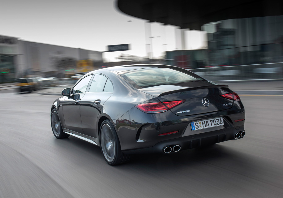 Сзади у Mercedes-AMG CLS 53 – сплошь бутафория, не считая спойлера. Прорези в бампере – обманка, диффузор – имитация, и даже за двойными патрубками выхлопа на самом деле прячутся одинарные.