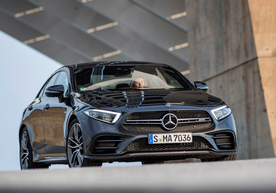 В этом ракурсе CLS очень уж похож на новый A-класс, получивший точно такое же лицо. Смотрите и привыкайте, потому что на двух машинах они не остановятся!