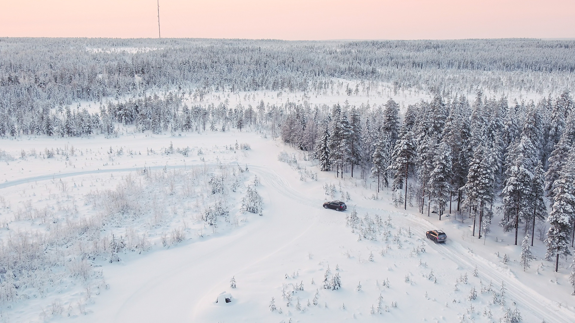 Презентация обновленного Outback проходила в рамках больших покатушек Subaru в Лапландии. И даже в том, как эти покатушки были организованы, чувствовалось смещение приоритетов марки. Вместо просторных озер, где можно и разогнаться, и ошибиться без последствий, дали узкие, затычные лесные дорожки, к тому же покрытые не снегом, а голым льдом (на фото не смотрите, тут «внедорожный» участок). И это при том, что большинство автомобилей было обуто в «липучку»! Состав машин – XV, Forester и Outback с неотключаемой стабилизацией. В общем, получилось медленно, нервно и не слишком-то кайфово. На этом фоне получасовой заезд на шипованной WRX STI оказался лишь приятным, но очень уж мимолетным бонусом.