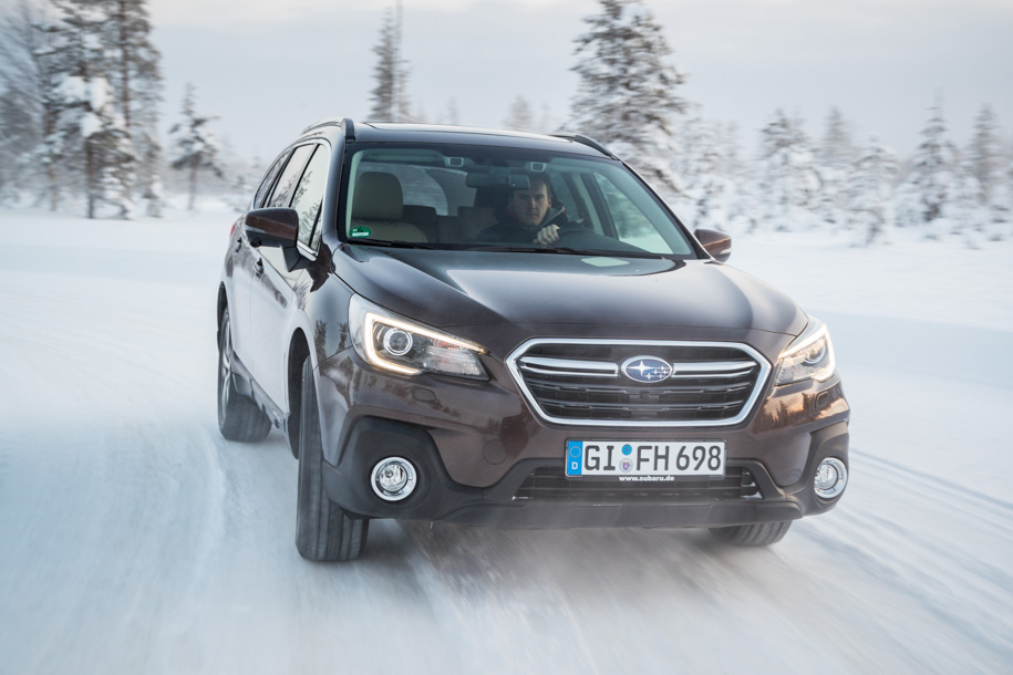 Среди прочих обновок, которые получил Subaru Outback – поворотные фары и камеры кругового обзора, улучшенная система мониторинга давления в шинах, ключ с режимом энергосбережения и более продвинутым алгоритмом шифрования (чтобы угонщикам было сложнее дистанционно считывать сигнал), два новых цвета кузова, один новый дизайн дисков и, наконец, кнопка закрывания багажника с подсветкой.