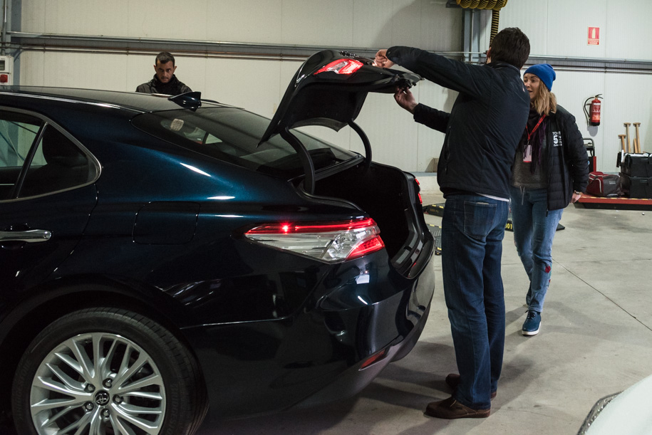 Багажник Camry после смены поколения стал на 13 литров меньше. Теперь его стандартный объем составляет 493 литра, но на машинах с регулировками кресел второго ряда его минимальный объем будет меньше – 469 литров. В подполе на всех версиях будет полноразмерная запаска. Электропривода крышки багажника нет и пока не планируется.