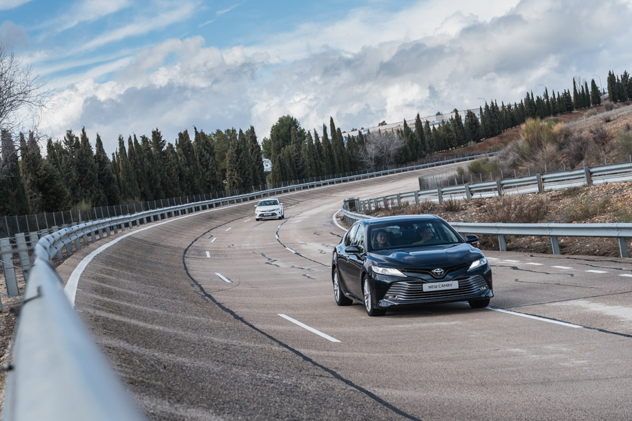 Выпускать Toyota Camry для российского рынка будут на предприятии в Санкт-Петербурге. Предсерийные автомобили, на которых мы ездили в Испании, тоже собраны там, но ездить по дорогам общего пользования этим машинам пока нельзя.