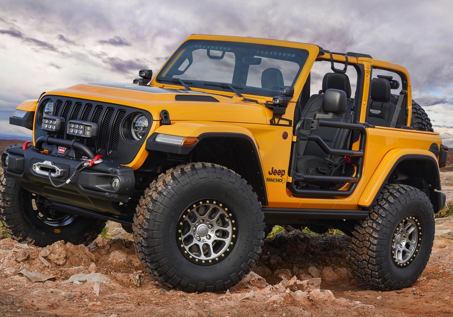 Установленное на внедорожники дополнительное освещение предназначено не только для освещения дороги в темное время суток, но и для общения с другими водителями, если машины движутся в колонне.