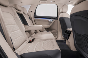 Выпускать роскошную, удлиненную, семиместную или вариант с двумя посадочными местами и «командирскими» креслами сзади VW пока не планирует. Своей мультимедийной системы у пассажиров второго ряда тоже не будет. Для них предусмотрен только двухзонный климат, два USB-разъема и обычная розетка на 220 вольт.