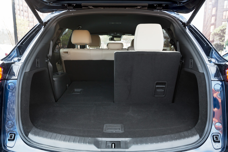 Но складываются сиденья третьего ряда по частям...