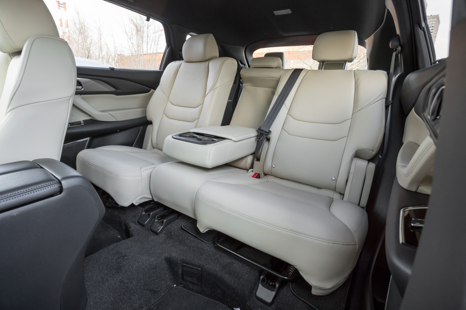 Второй ряд – просторный и удобный. Есть откидной подлокотник, а двигать его можно по частям (как на этом фото).