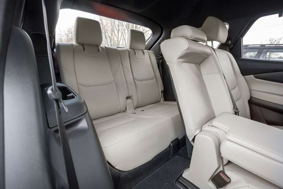 Проход на третий ряд организован не самым идеальным образом, но дети проберутся туда без проблем.