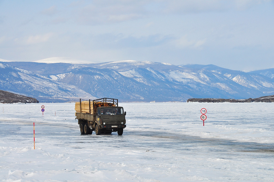 В этом году зимник на Ольхон открыли 15 февраля, и проработал он чуть больше месяца – в последних числах марта лед начал активно истончаться и дорогу закрыли
