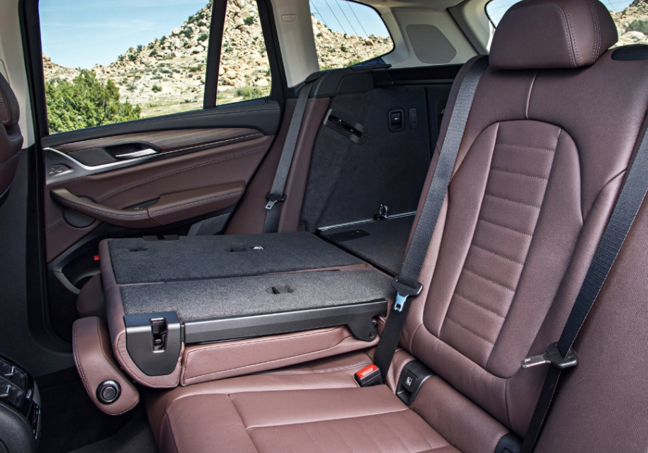 Спинки заднего дивана складываются в пропорции 40:20:40, и это очень удобно.