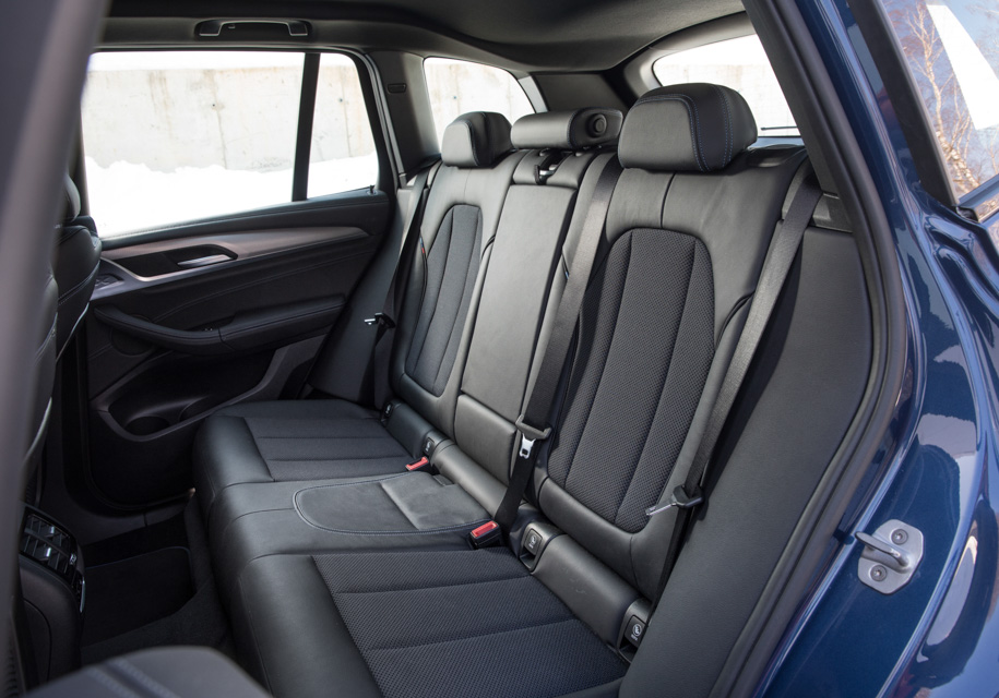 Задний ряд незамысловат, зато профиль подушки и спинок позволяют с комфортом разместиться здесь даже втроем.