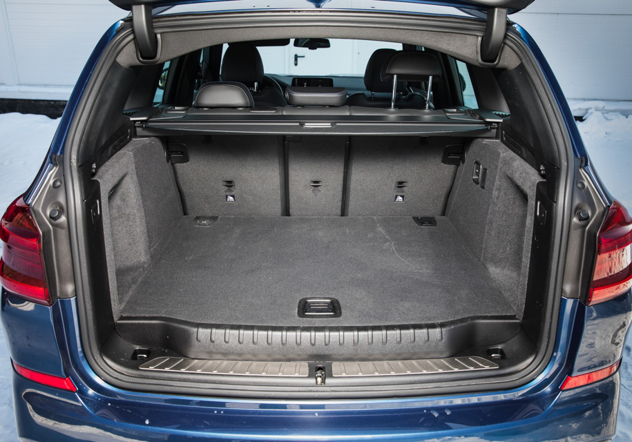 Та самая полочка, которая сжирает несколько литров полезного объема и увеличивает погрузочное высоту. Без нее было бы лучше, но и с ней в багажник Х3 влезет практически все, что может потребоваться для путешествия небольшой семье.