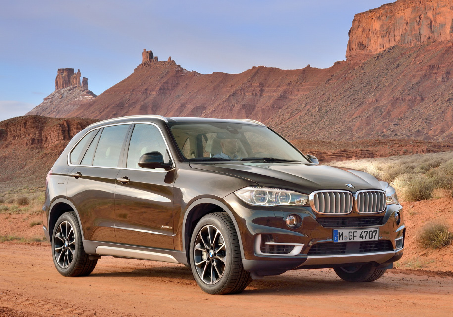 <mark>BMW X5</mark> Цены на большого «баварца» стартуют ровно с четырех миллионов рублей за 306-сильную версию xDrive 35i. За пять миллионов вы получите уже базовый xDrive 50i (450 сил и пять секунд до сотни), а ближе к шести BMW предлагает уже неплохо упакованные «пакетные» версии хоть с бензином, хоть с дизелем, с M-опциями и без них – в общем, на любой вкус.
