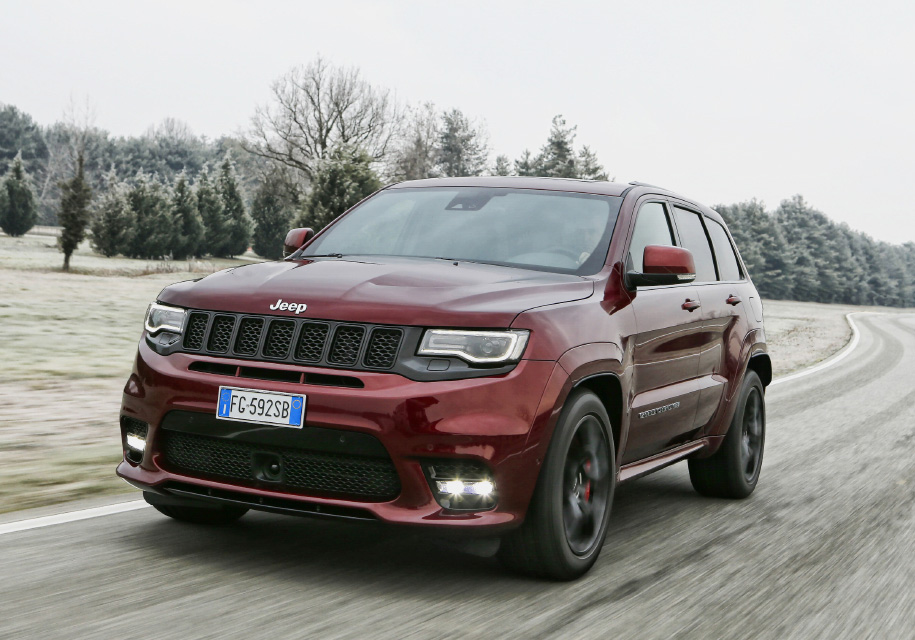 <mark>Jeep Grand Cherokee SRT</mark> 5 300 000 рублей – и большой кроссовер с могучим 468-сильным V8 будет вашим. Пять секунд до сотни, грозный рык, всеобщее уважение на дороге – из потока такая машина выделяется даже больше, чем Velar. Ну и, конечно, никто не отменял и обычные версии «Гранда»: на фоне остальных конкурентов они простоваты, зато самый топ заканчивается там, где Range Rover только начинается. 