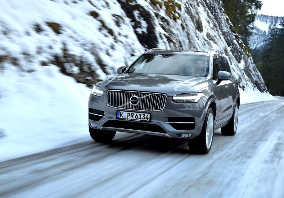 <mark>Volvo XC90</mark> Шведский кроссовер в среднем дешевле: и 249-сильный бензиновый T5, и дизельный D4 мощностью 190 лошадиных сил оцениваются примерно в 3,5 миллиона рублей. Нафаршированный T6 R-Design с 320 силами под капотом стоит 4,5 миллиона, то есть на миллион меньше, чем наш тестовый Velar – заметьте, в средней комплектации R-Dynamic SE.