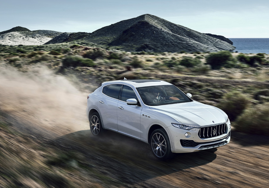 <mark>Maserati Levante</mark> Ma-se-ra-ti! Вместо «Велара» вы можете купить целый кроссовер от Maserati и сразу же подняться на ступеньку-полторы в рейтинге уважения на улицах. За 5,6 миллиона дилеры предлагают 300-сильную бензиновую машину, 275-сильная дизельная обойдется на 200 тысяч дешевле. А вот топовая версия Levante S, набирающая первую сотню за 5,2 секунды, в наш бюджет не попадает: она уже дороже семи миллионов. Впрочем, Velar в исполнении First Edition стоит как раз этих же денег.