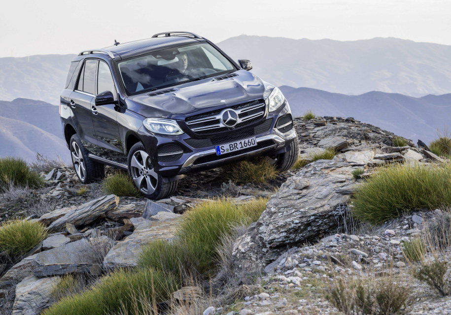 <mark>Mercedes-Benz GLE</mark> Примерно такая же история у Mercedes-Benz GLE: начальный дизель обойдется в четыре миллиона (это будет слабенькая 204-сильная «четверка», но уже с неплохим оснащением «особой серии»), а самые разумные комплектации оцениваются в пять миллионов. Любителям позажигать – версия GLE 43 AMG за 5 850 000 рублей.