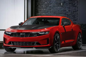 Пока писался и верстался этот текст, [Camaro успел обновиться](https://motor.ru/news/newcamaro-09-04-2018.htm). В частности, у версии с двухлитровым мотором появилась комплектация с улучшенной подвеской и трековым режимом работы электроники – и мы обязательно дадим ей шанс, если она доберется до России.