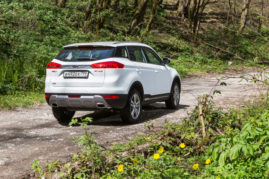 Добиться от представителей Geely точных данных о величине дорожного просвета трудно. По их словам, при максимальной загрузке клиренс равняется 164 миллиметрам, но если высадить четверых пассажиров и их багаж, то он увеличится до 190 миллиметров. Маркетинговый отдел компании и вовсе вымеряет больше 20 сантиметров: очевидно, под порогами.