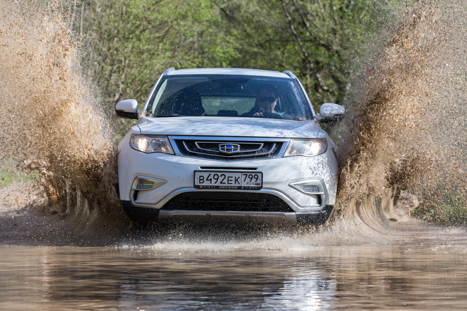 Систему полного привода для Geely Atlas сделала американская компания BorgWarner. Многодисковая муфта может перебросить назад до 30 процентов момента, но по умолчанию вседорожник гребет только передними колесами. Настроена система неплохо: при пробуксовке передних колес тяга отправляется назад практически незамедлительно.