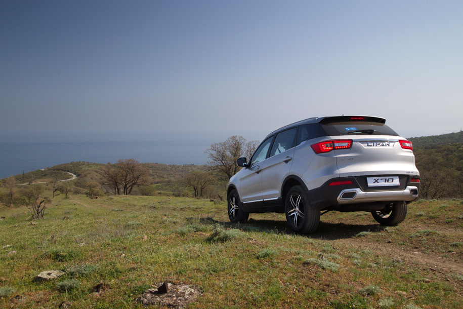 Самый дешевый Lifan X70 обойдется в 799 000 рублей без учета скидок. Это будет базовая машина с механической трансмиссией, а за самый топ попросят 939 900 рублей. Вариатор положен только двум верхним комплектациям, а доплатить за него нужно будет 60 тысяч рублей.