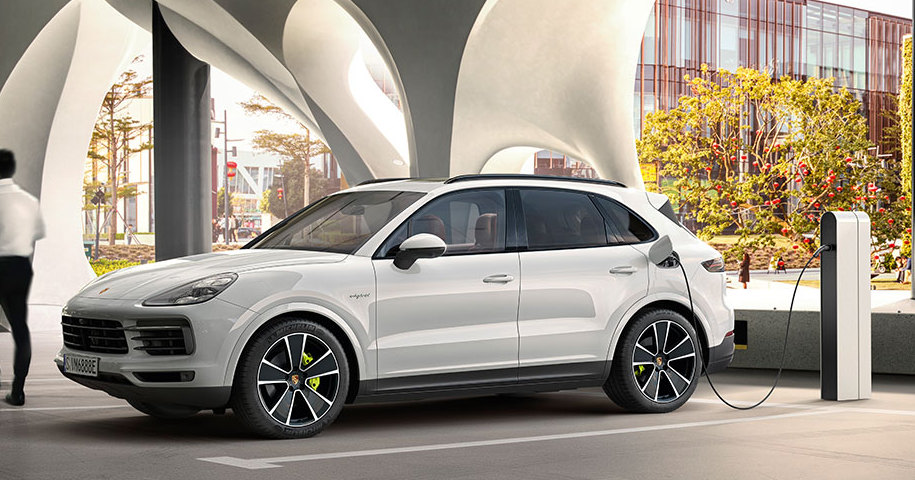 Внешние отличия от обычного Cayenne S минимальны: неоново-зеленые шильдики, тормозные механизмы того же цвета, колесные диски особого дизайна, и лючок для зарядки по левому борту.