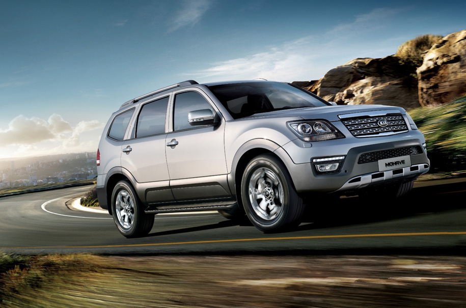 #####<mark>Kia Mohave</mark>Да-да, Kia Mohave все еще существует в России. Рамный внедорожник оснащается в России только трехлитровым дизельным мотором, который выдает 250 лошадиных сил. Комплектаций три. Самая доступная стоит 2 439 900 рублей, самая дорогая — 2 919 900 рублей.