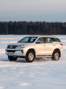 Традиционно, автомобили компании Toyota должны проходить ТО каждые 10 000 километров. Поэтом с нашими условиями (20 000 километров пробега за год) на сервис придется съездить дважды.