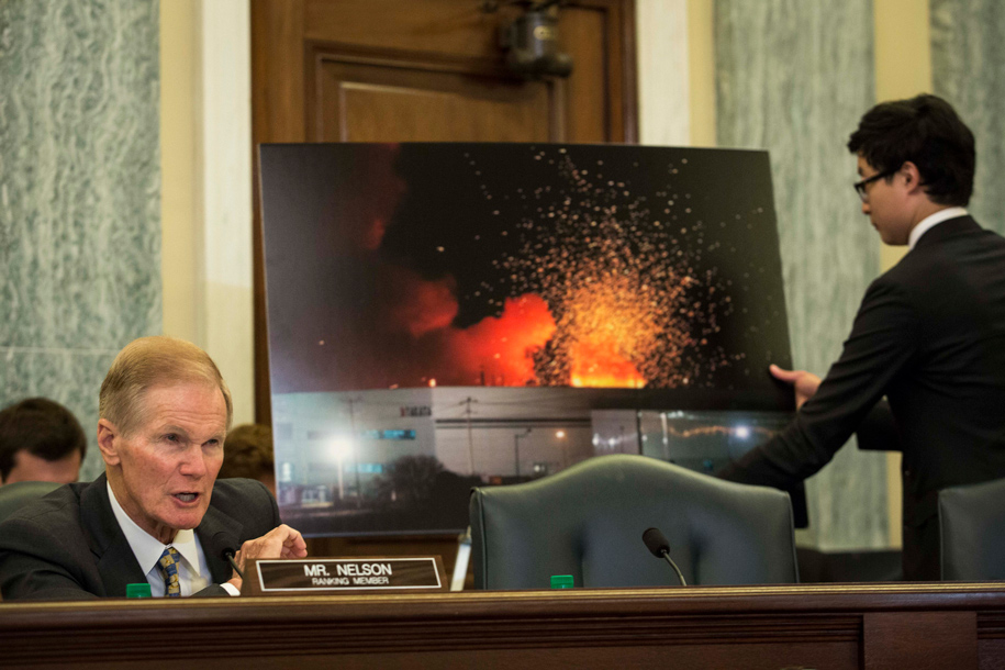 В зале судебных заседаний показывают фото взрыва на мексиканской фабрике