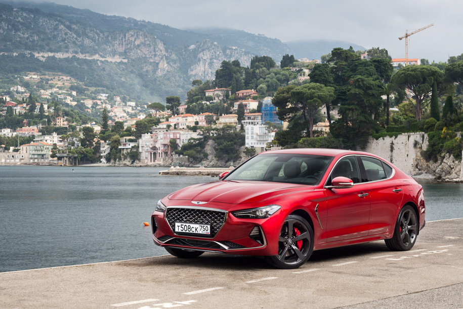 Genesis G70 вышел на 52 мм длиннее «трешки» BMW, от носа до хвоста — 4685 мм, как у Мерседеса С-класса. Колесная база — 2835 мм, на 5 мм короче, чем у «цешки»