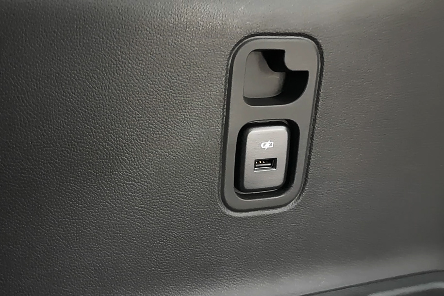 USB-разъемы есть даже на третьем ряду