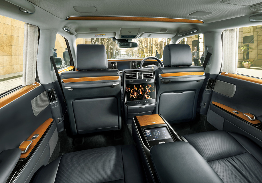 Более привычная сегодня отделка черной кожей и деревом...