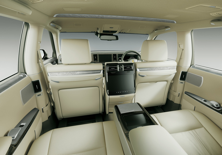 Белая кожа с выбеленным деревом